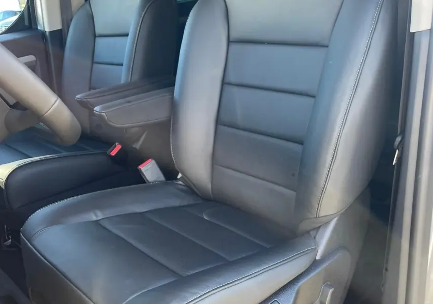 Vue intérieure côté conducteur du siège avant en cuir noir du Citroën Jumpy Cabine Approfondie 2026 avec commandes électriques.