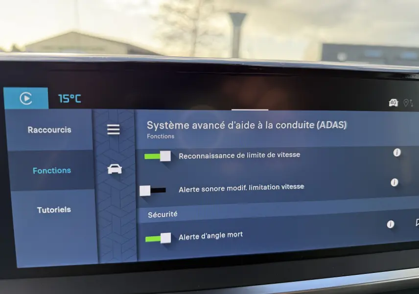 Écran tactile intérieur du Citroën Jumpy Cabine Approfondie 2026 affichant les réglages du système avancé d'aide à la conduite.