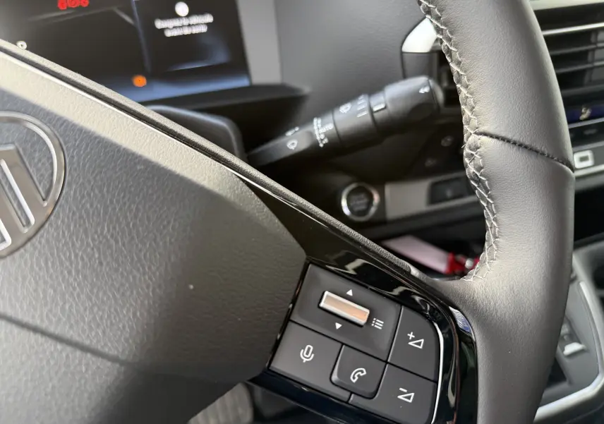 Gros plan sur le volant en cuir noir du Citroën Jumpy Cabine Approfondie, avec commandes audio et téléphone intégrées.