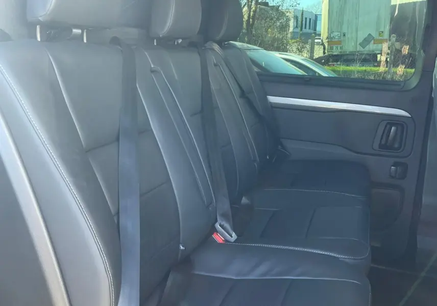 Vue intérieure côté droit sur la banquette arrière en cuir noir du Citroën Jumpy Cabine Approfondie 2026.