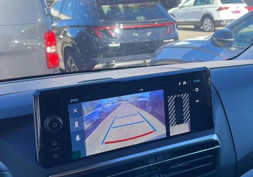 Vue intérieure du tableau de bord du Citroën Jumpy Cabine Approfondie noir Perla, avec écran de caméra de recul affiché.