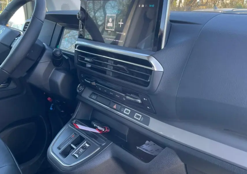 Vue intérieure côté conducteur du tableau de bord noir du Citroën Jumpy Cabine Approfondie avec écran tactile et commandes modernes.