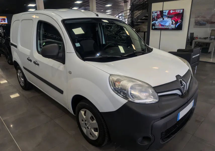 Renault Kangoo Express blanc minéral en 3/4 avant droit, avec pare-chocs noir mat et jantes acier en showroom.