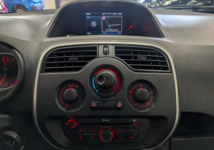 Tableau de bord du Renault Kangoo Express 2020, vue centrale sur les commandes de climatisation et l’écran GPS intégré.