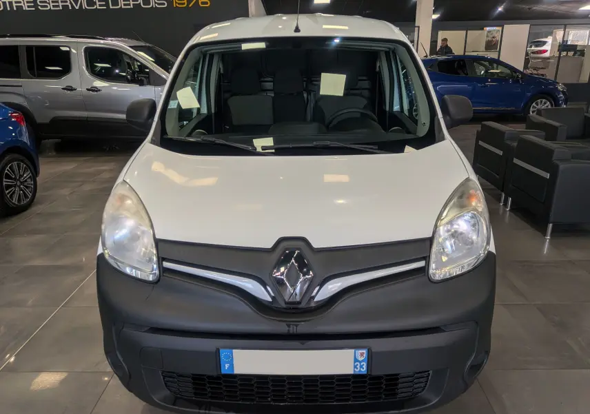 Vue frontale d’un Renault Kangoo Express blanc Minéral 2020 avec pare-chocs noir mat et logo Renault bien visible.