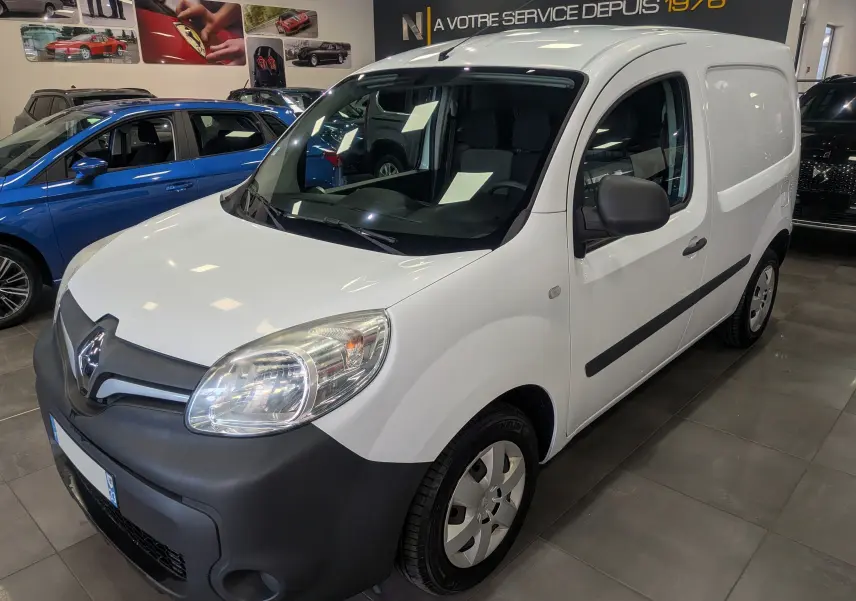 Renault Kangoo Express Blanc Minéral vu en 3/4 avant droit, utilitaire compact avec pare-chocs noirs mat et vitres teintées.