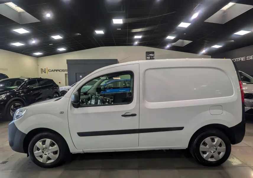 Vue latérale droite d’un Renault Kangoo Express blanc minéral 2020, utilitaire compact avec porte latérale et jantes acier.