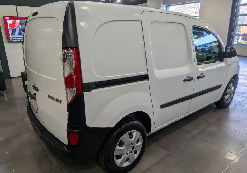 Vue 3/4 arrière droite du Renault Kangoo Express blanc minéral, fourgon utilitaire avec portes arrière pleines et jantes acier.