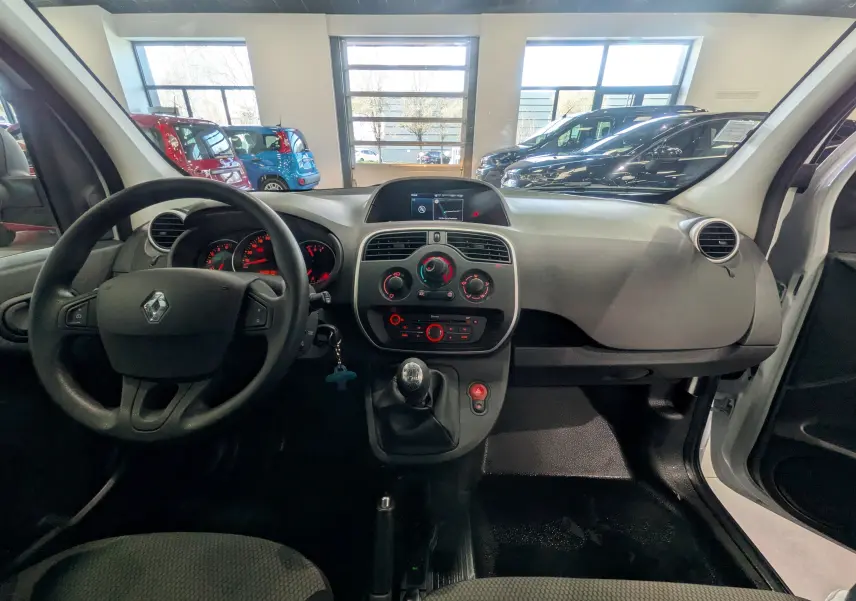 Vue intérieure du tableau de bord du Renault Kangoo Express 2020, avec volant à gauche et commandes centrales visibles.