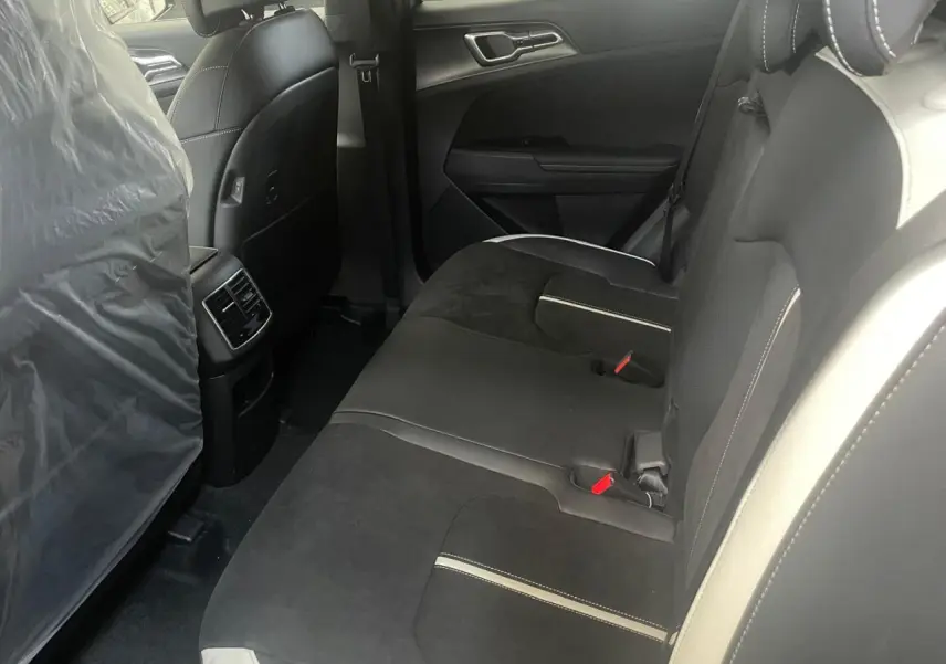 Vue intérieure côté droit des sièges arrière noirs avec surpiqûres blanches du KIA SPORTAGE Hybride 239 ch GT-Line 2026.
