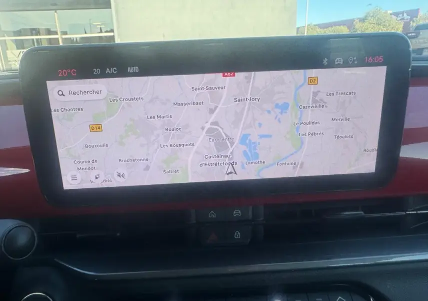 Écran tactile central affichant la navigation GPS dans l'habitacle rouge du Fiat 600 T-Gen 3 2025.