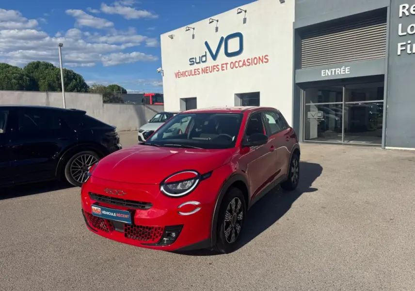 Vue 3/4 avant d'une FIAT 600 T-Gen 3 rouge de 2025, avec phares ronds et jantes noires stylisées.