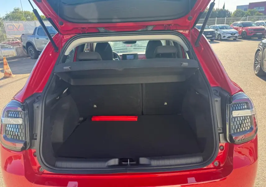 Coffre ouvert vu de l'arrière d'une FIAT 600 rouge 2025, avec hayon relevé et feux arrière distinctifs.