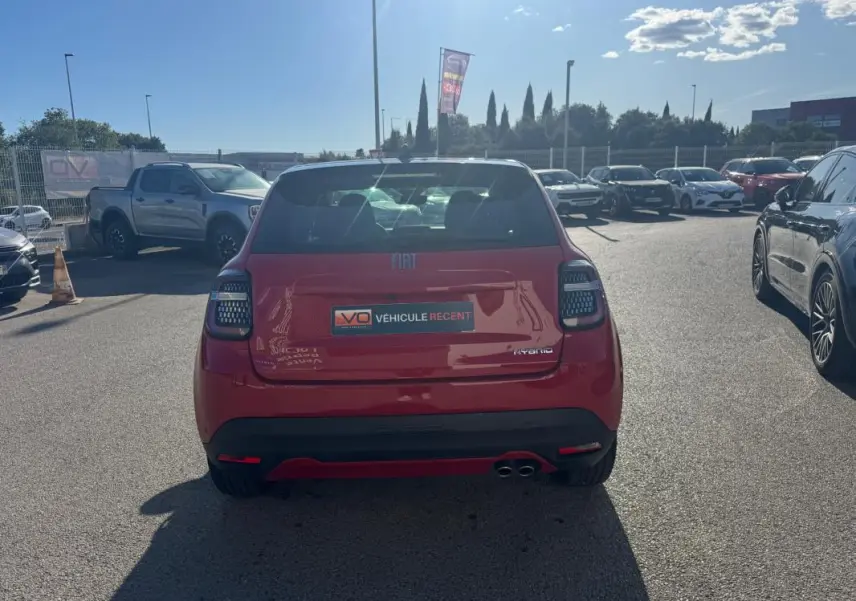 Vue arrière d'une FIAT 600 rouge 2025 avec feux arrière modernes et double sortie d'échappement visible.