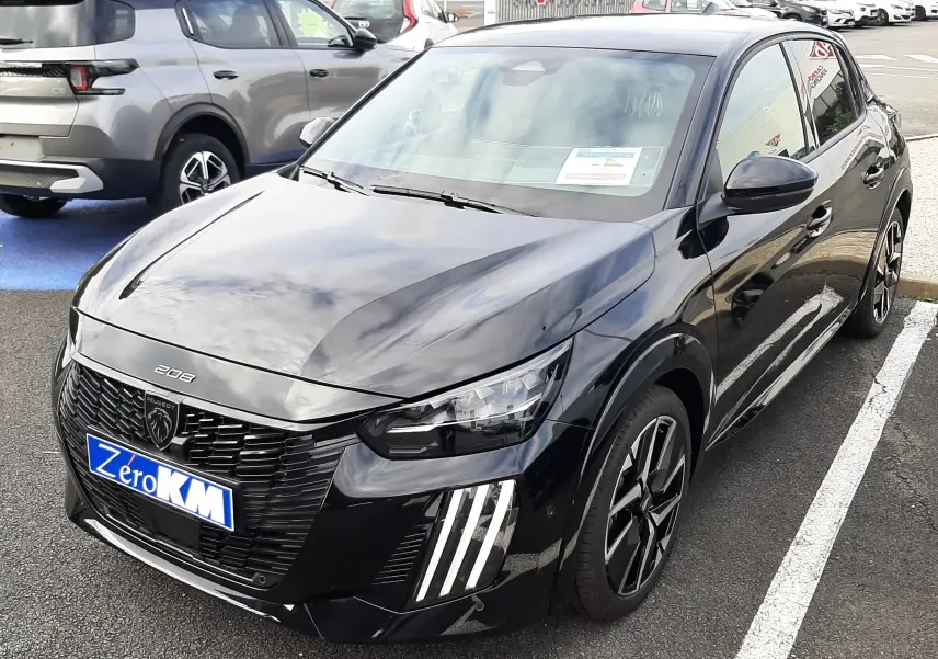 Peugeot 208 Hybrid 145ch GT noire perla vue 3/4 avant droit avec feux LED distinctifs et jantes bi-ton.