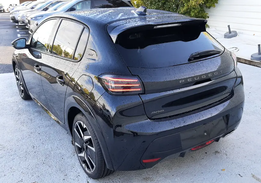 Vue 3/4 arrière droite d'une Peugeot 208 Hybrid 145ch GT noire perla avec feux LED et jantes biton 17 pouces.