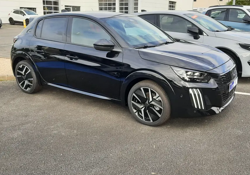 Peugeot 208 Hybrid 145ch GT noire perla en 3/4 avant droit, avec feux LED verticaux distinctifs et jantes bi-ton.