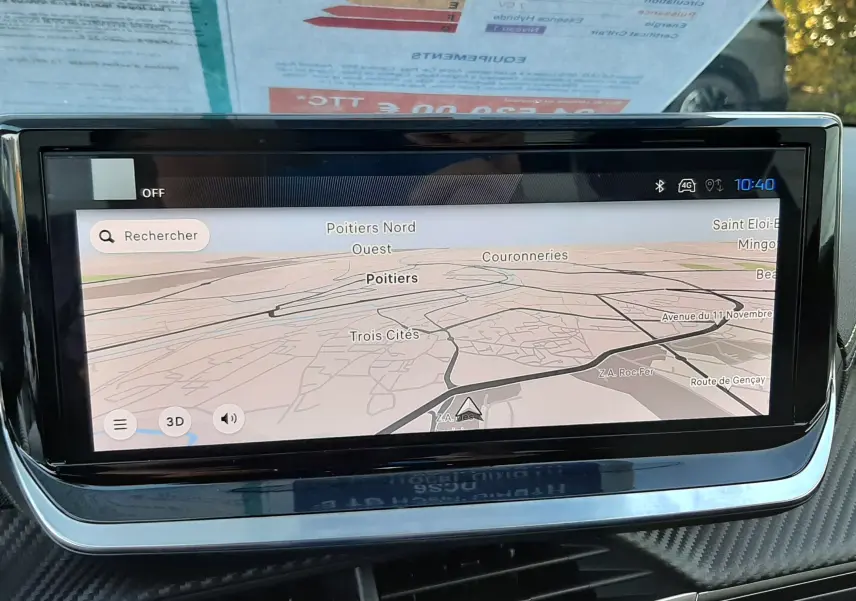 Écran tactile central affichant la navigation GPS dans un Peugeot 208 Hybrid 145ch GT noir Perla, vue intérieure avant.