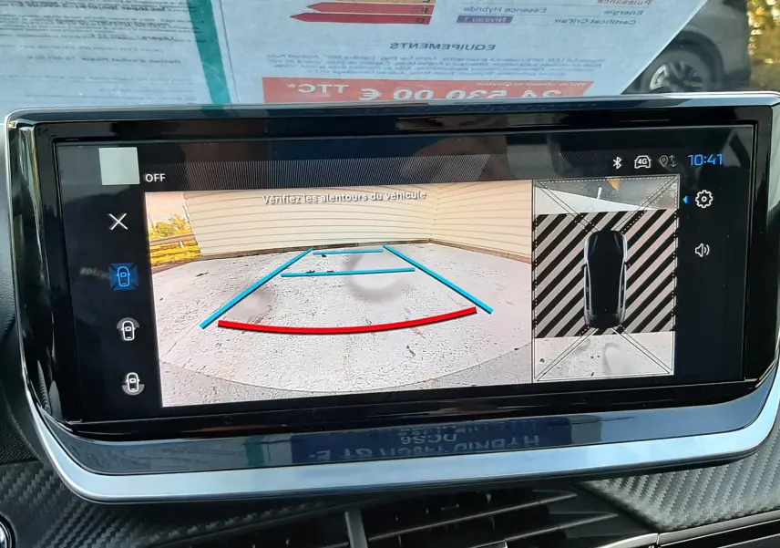 Écran intérieur de la Peugeot 208 Hybrid 145ch GT noir Perla montrant la caméra de recul et vue 360° du véhicule.