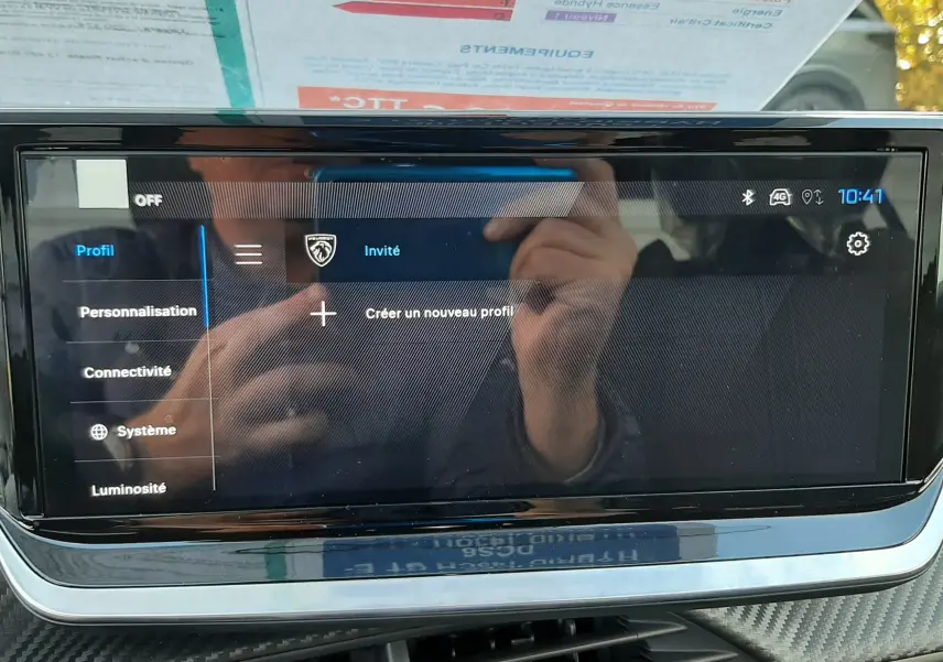 Écran tactile central de la Peugeot 208 Hybrid 145ch GT 2026, affichant le menu profil avec interface moderne.