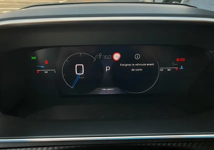 Tableau de bord numérique du Peugeot 208 Hybrid 145ch GT 2026, affichant la vitesse à 0 km/h et un message d'alerte.