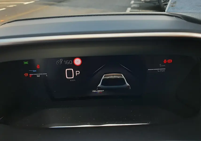 Affichage numérique du tableau de bord de la Peugeot 208 Hybrid 145ch GT, vue frontale du compteur avec indicateurs de vitesse et énergie.