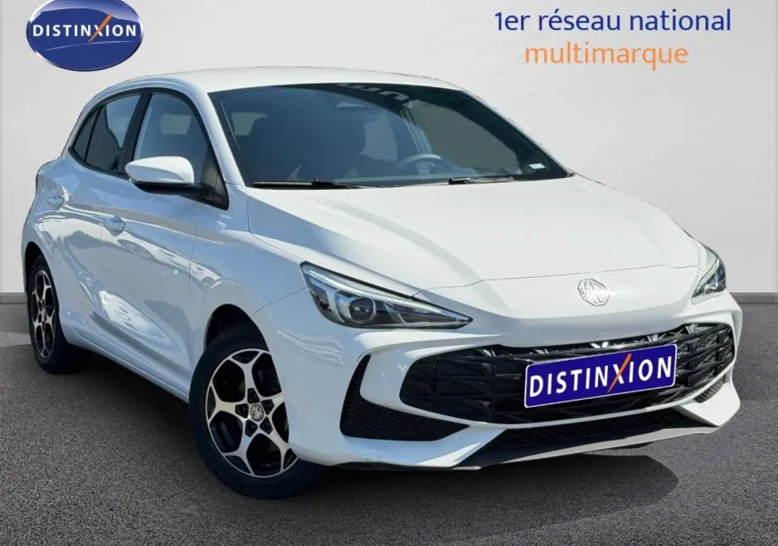 MG3 1.5 Hybrid+ blanc en 3/4 avant droit, avec calandre noire et jantes alu distinctives.