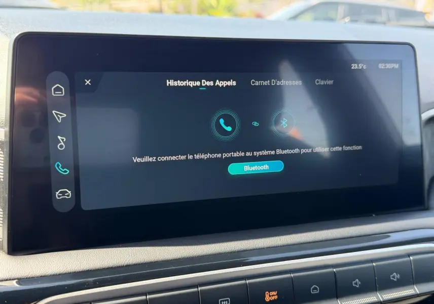 Écran tactile central du MG3 1.5 Hybrid+ 195ch Comfort affichant le menu Bluetooth, intérieur clair.