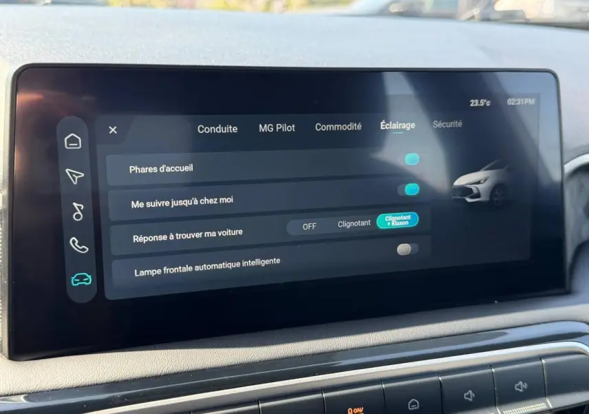 Écran tactile intérieur du MG3 2025 blanc montrant les réglages d’éclairage et d’assistance à la conduite.