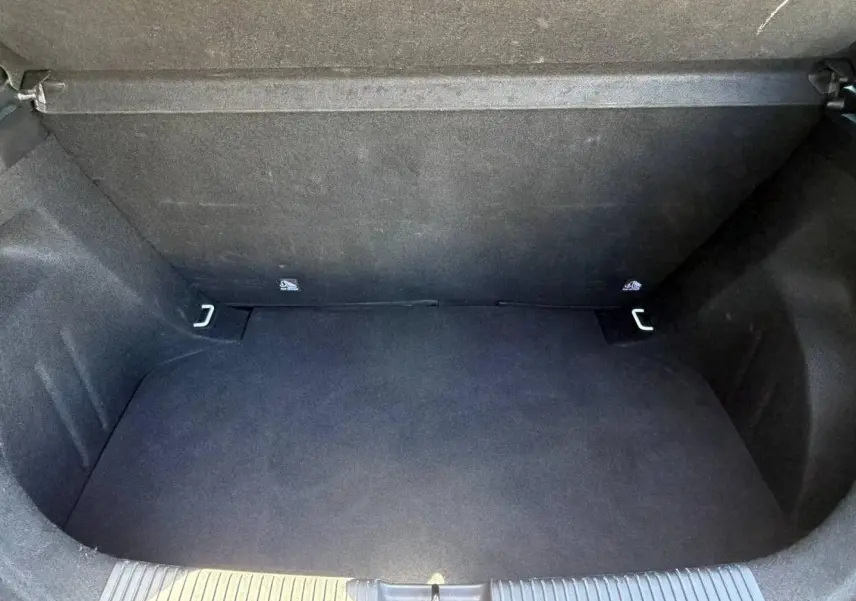 Coffre vide en tissu noir du MG Motor MG3 1.5 Hybrid+ 195ch Comfort, vue intérieure arrière.