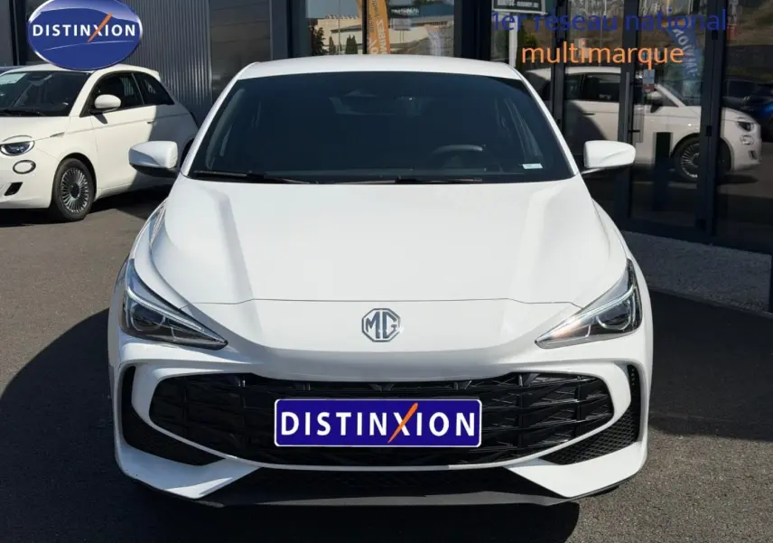 Vue avant d'une MG3 blanche 2025 avec calandre noire et phares LED au design anguleux.