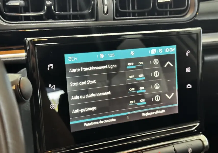 Écran tactile central de la Citroën C3 blanc, affichant les réglages d’aides à la conduite en intérieur.