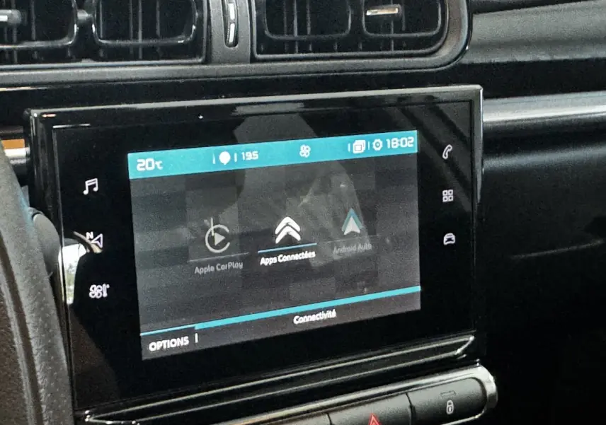 Écran tactile central de la Citroën C3 blanche 2024 affichant les options Apple CarPlay et Android Auto.