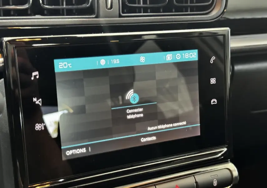Écran tactile central de 7 pouces affichant la connexion Bluetooth dans l’habitacle noir d’une Citroën C3 2024.