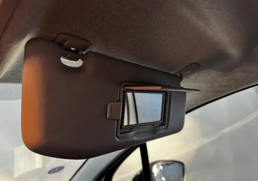 Pare-soleil côté conducteur avec miroir de courtoisie ouvert dans l'habitacle d'une Citroën C3 blanche 2024.