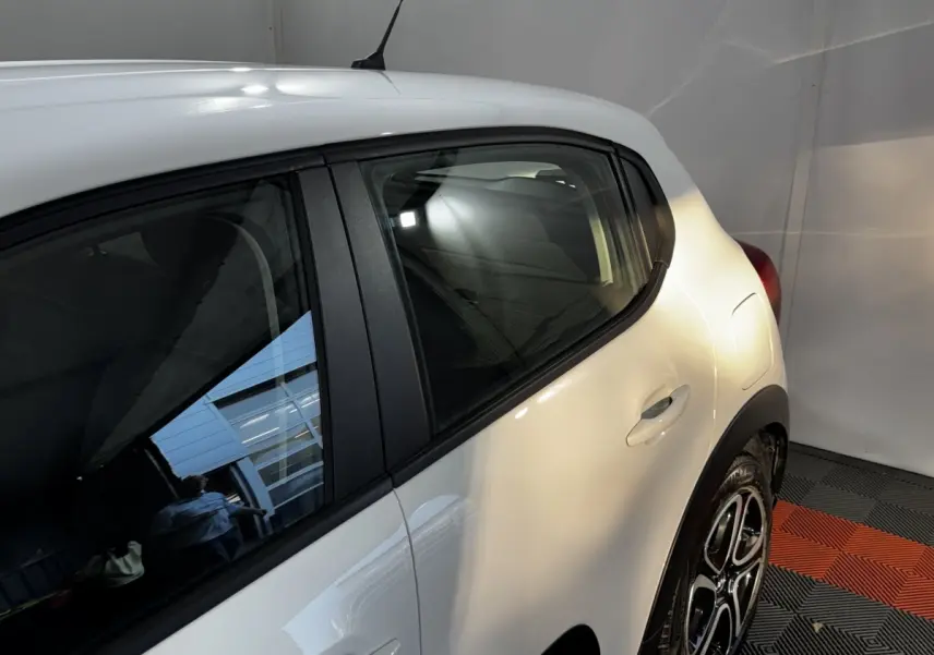 Vue côté arrière droit de la Citroën C3 blanche 2024, mettant en valeur la porte arrière et la jante au design distinctif.