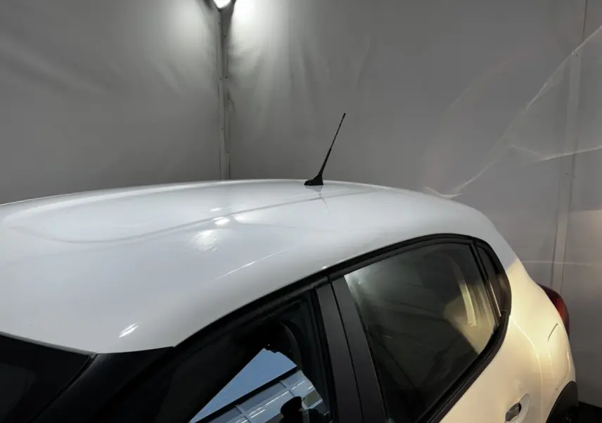 Vue arrière côté droit de la Citroën C3 blanche 2024, avec antenne de toit et vitres teintées visibles.