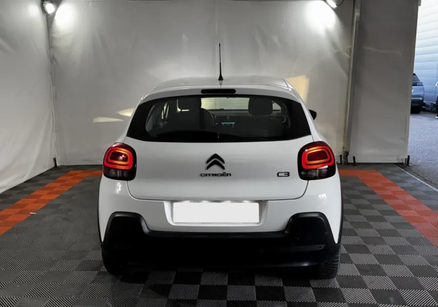 Vue arrière d'une Citroën C3 blanche 2024 avec feux arrière LED et logo distinctif au centre du hayon.