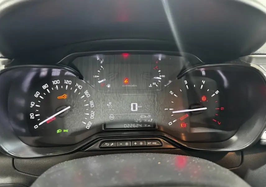 Vue rapprochée du tableau de bord numérique de la Citroën C3 PureTech 83, affichant la vitesse et témoins lumineux.