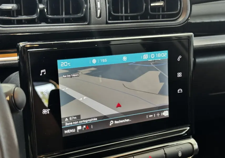 Gros plan sur l’écran tactile central du tableau de bord de la Citroën C3 blanche, affichant la navigation GPS.