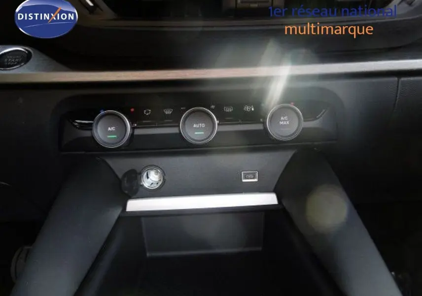 Console centrale avec commandes de climatisation et prise USB dans l'habitacle du Citroën C5 X gris platinium 2023.
