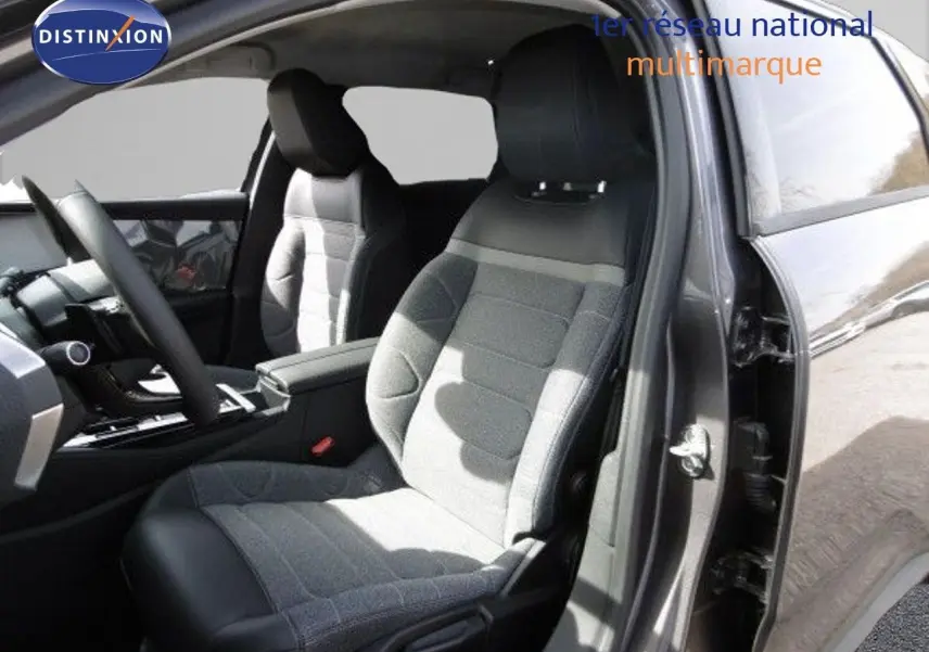 Intérieur du Citroën C5 X 2023 en gris platinium, vue côté conducteur avec sièges tissu et cuir noir mêlés.