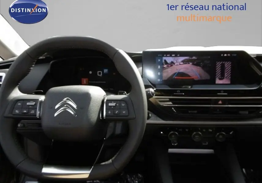 Vue intérieure du tableau de bord et volant Citroën C5 X 2023, avec écran tactile affichant la caméra de recul.