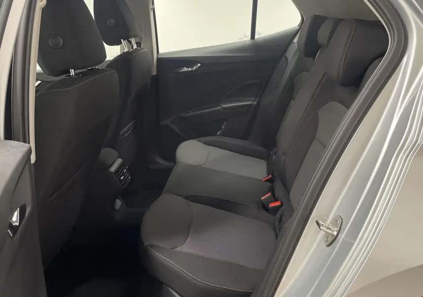 Vue intérieure côté droit sur les sièges arrière noirs et gris d'une Skoda Fabia 2025 gris argent.