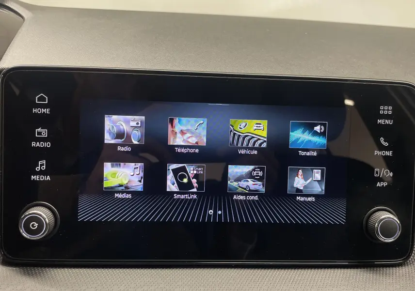 Écran tactile central du tableau de bord de la Skoda Fabia 2025 affichant les menus radio, téléphone et véhicule.