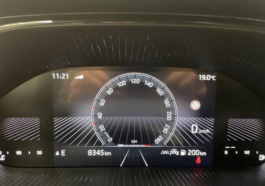 Tableau de bord numérique de la Skoda Fabia 2025 affichant la vitesse à 0 km/h et la température extérieure à 19°C.