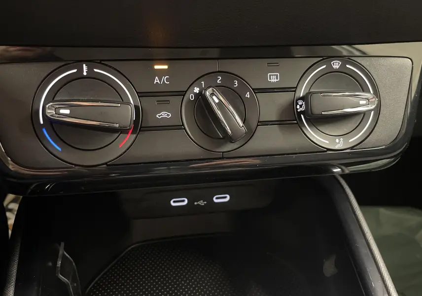 Gros plan sur les commandes de climatisation et deux ports USB-C du tableau de bord d'une Skoda Fabia 2025.