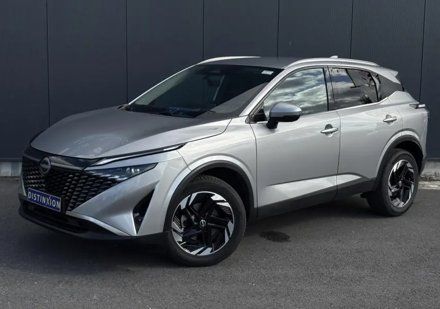 Nissan Qashqai 2024 gris métallisé en 3/4 avant droit avec jantes alliage noires et toit blanc.