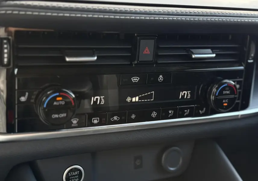 Panneau de climatisation automatique bi-zone du Nissan Qashqai 2024, affichant 17°C avec commandes tactiles et boutons rotatifs.