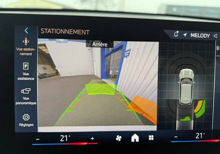 Vue intérieure côté conducteur du tableau de bord et écran tactile de navigation du BMW X1 blanc Mineral 2025.